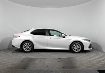 Подержанный автомобиль Toyota Camry Sedan 2021 года (4 фото)