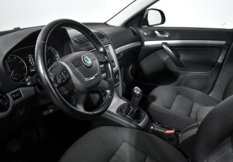 Подержанный автомобиль Skoda Octavia Liftback 2013 года (9 фото)