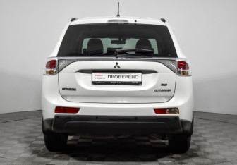 Подержанный автомобиль Mitsubishi Outlander 2013 года (6 фото)
