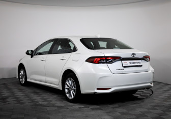 Подержанный автомобиль Toyota Corolla Sedan 2019 года (7 фото)