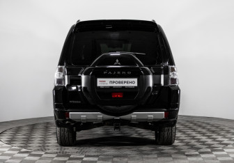 Подержанный автомобиль Mitsubishi Pajero 2015 года (7 фото)