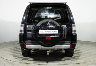 Подержанный автомобиль Mitsubishi Pajero 2013 года (6 фото)