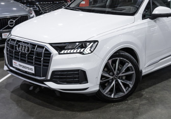 Подержанный автомобиль Audi Q7 2021 года (2 фото)