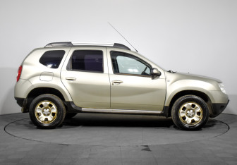 Подержанный автомобиль Renault Duster 2015 года (4 фото)