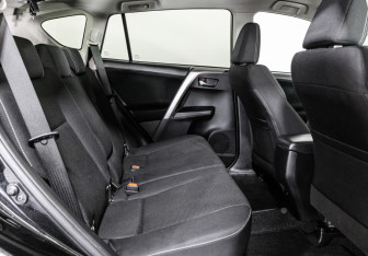 Подержанный автомобиль Toyota RAV4 2017 года (18 фото)