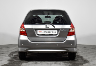 Подержанный автомобиль Honda Jazz 2008 года (6 фото)