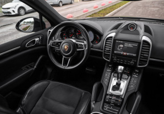 Подержанный автомобиль Porsche Cayenne 2016 года (13 фото)
