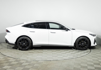 Подержанный автомобиль Changan UNI-V 2024 года (4 фото)