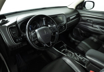 Подержанный автомобиль Mitsubishi Outlander 2018 года (11 фото)