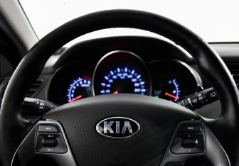 Подержанный автомобиль Kia Rio Hatchback 2016 года (14 фото)