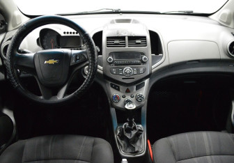 Подержанный автомобиль Chevrolet Aveo Sedan 2013 года (14 фото)