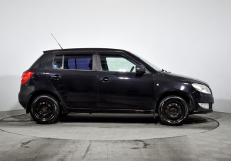 Подержанный автомобиль Skoda Fabia Hatchback 2010 года (4 фото)