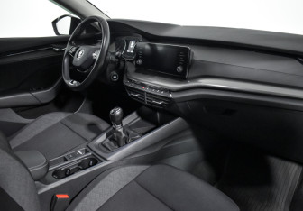 Подержанный автомобиль Skoda Octavia Liftback 2021 года (13 фото)