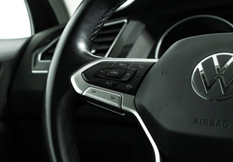 Подержанный автомобиль Volkswagen Tiguan 2021 года (19 фото)