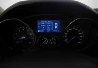 Подержанный автомобиль Ford Focus Hatchback 2012 года (11 фото)