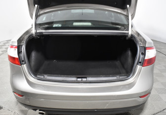 Подержанный автомобиль Renault Fluence 2012 года (16 фото)
