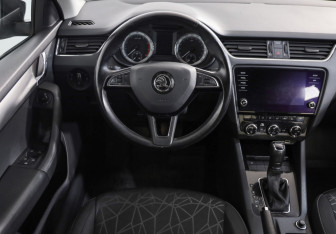 Подержанный автомобиль Skoda Octavia Liftback 2020 года (10 фото)