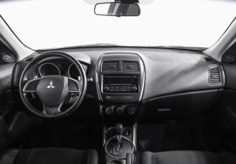 Подержанный автомобиль Mitsubishi ASX 2013 года (10 фото)