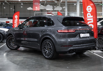 Подержанный автомобиль Porsche Cayenne 2020 года (15 фото)