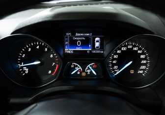Подержанный автомобиль Ford Kuga 2013 года (12 фото)