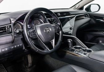 Подержанный автомобиль Toyota Camry Sedan 2019 года (11 фото)