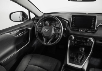 Подержанный автомобиль Toyota RAV4 2020 года (9 фото)