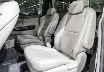 Подержанный автомобиль Kia Carnival 2017 года (15 фото)