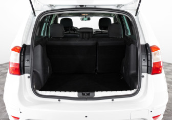 Подержанный автомобиль Nissan Terrano 2014 года (15 фото)