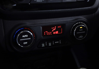 Подержанный автомобиль Kia Rio Hatchback 2013 года (12 фото)