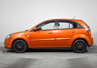 Подержанный автомобиль Kia Rio Hatchback 2011 года (8 фото)