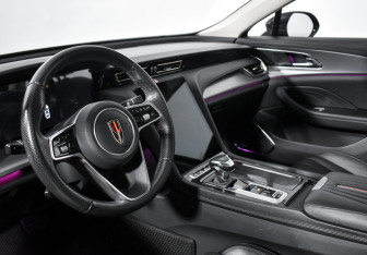 Подержанный автомобиль Hongqi H5 2024 года (10 фото)