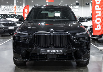 Подержанный автомобиль BMW X7 2023 года (4 фото)