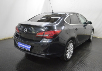 Подержанный автомобиль Opel Astra Sedan 2014 года (5 фото)