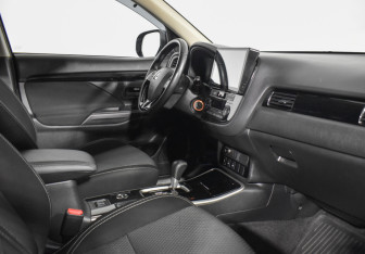 Подержанный автомобиль Mitsubishi Outlander 2019 года (12 фото)