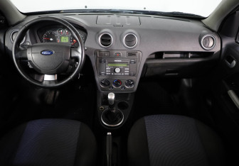 Подержанный автомобиль Ford Fusion 2007 года (8 фото)