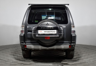 Подержанный автомобиль Mitsubishi Pajero 2014 года (6 фото)