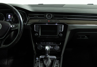 Подержанный автомобиль Volkswagen Passat Sedan 2017 года (14 фото)