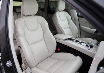 Подержанный автомобиль Volvo XC60 2021 года (23 фото)