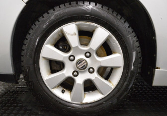 Подержанный автомобиль Nissan Tiida Hatchback 2010 года (9 фото)