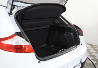 Подержанный автомобиль Renault Megane Hatchback 2014 года (17 фото)