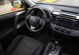 Подержанный автомобиль Toyota RAV4 2015 года (11 фото)