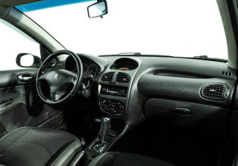 Подержанный автомобиль Peugeot 206 Hatchback 2006 года (9 фото)