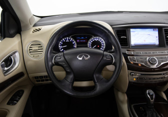 Подержанный автомобиль Infiniti QX60 2017 года (10 фото)