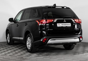 Подержанный автомобиль Mitsubishi Outlander 2018 года (7 фото)