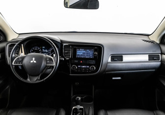 Подержанный автомобиль Mitsubishi Outlander 2012 года (10 фото)