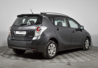 Подержанный автомобиль Toyota Verso 2010 года (5 фото)