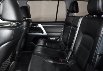 Подержанный автомобиль Toyota Land Cruiser Suv 2013 года (14 фото)