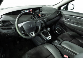 Подержанный автомобиль Renault Scenic 2011 года (11 фото)