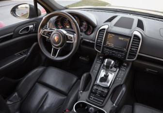 Подержанный автомобиль Porsche Cayenne 2015 года (10 фото)