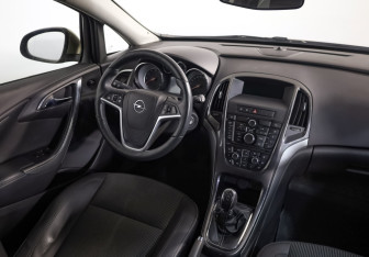 Подержанный автомобиль Opel Astra Hatchback 2012 года (8 фото)